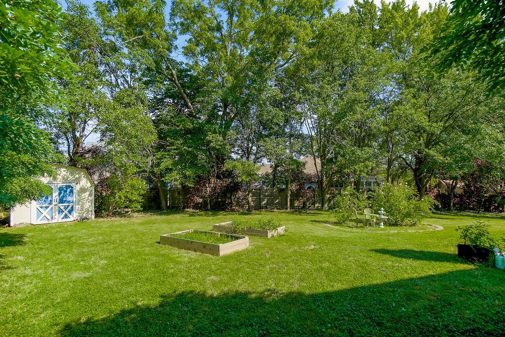 6102 Cottonwood Dr, Shawnee, KS 66216