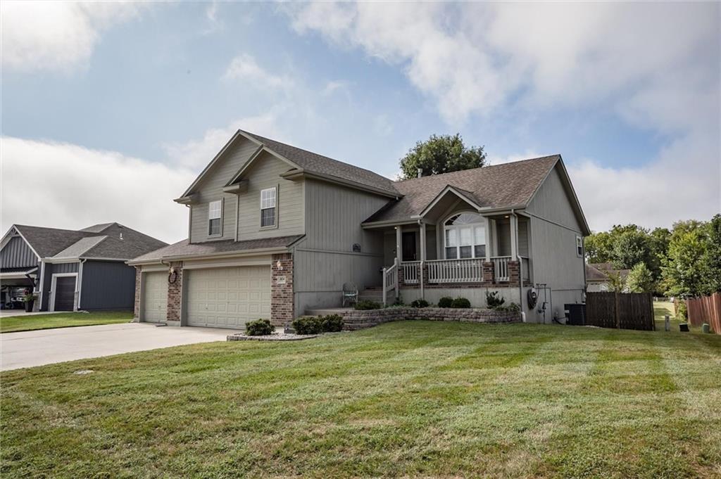 1804 Winchester Dr, Pleasant Hill, MO 64080