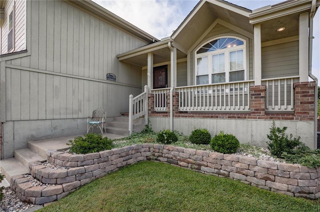 1804 Winchester Dr, Pleasant Hill, MO 64080