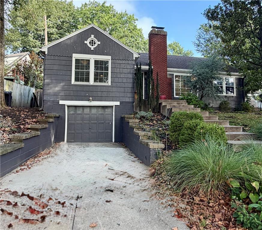 210 E Winthrope Rd, Kansas City, MO 64113