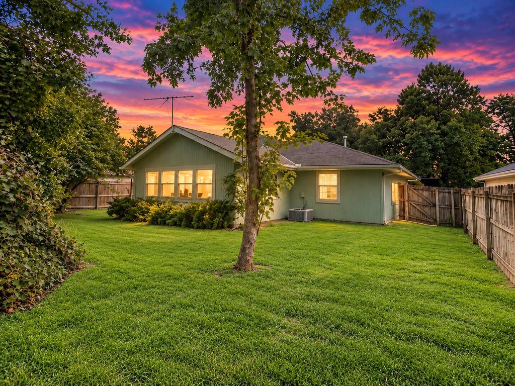 413 Sherwood Dr, Blue Springs, MO 64014