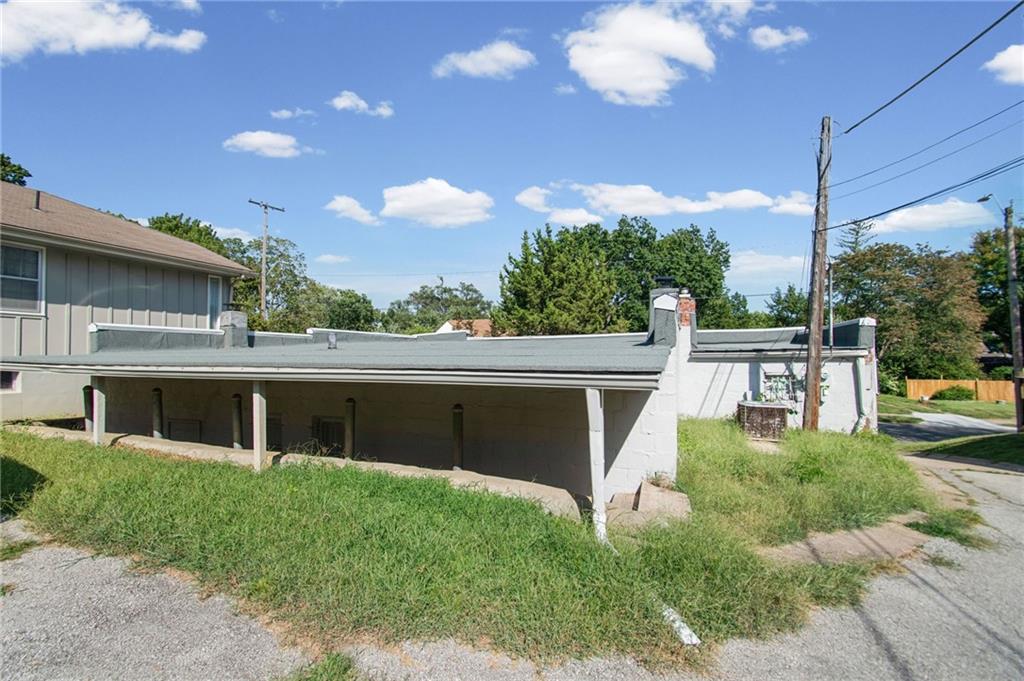 7132 Main St, Kansas City, MO 64114