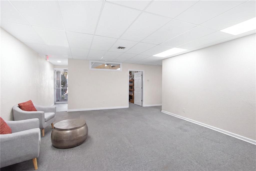 7132 Main St, Kansas City, MO 64114