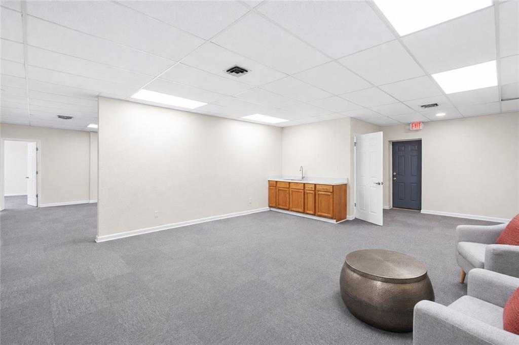 7132 Main St, Kansas City, MO 64114
