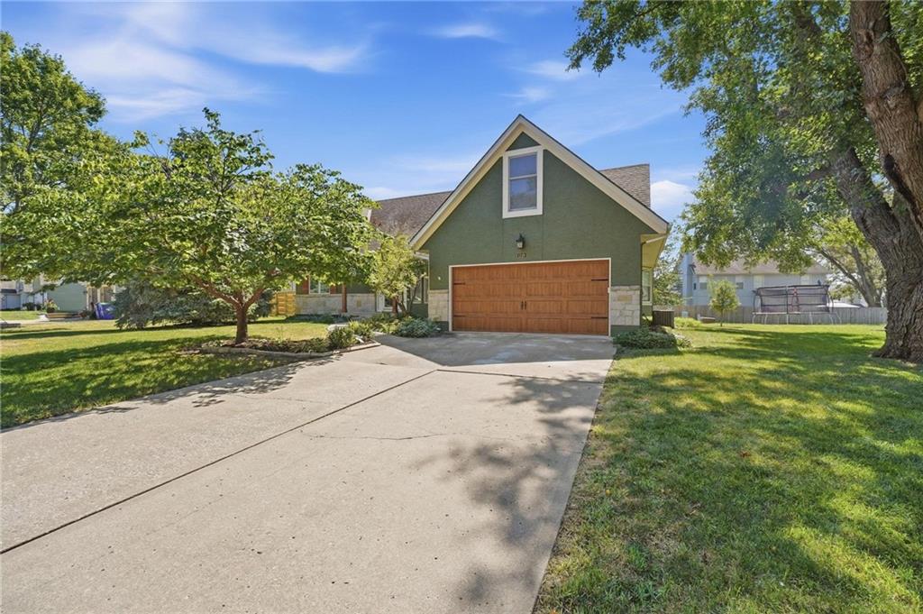 1129 SE 11th St, Lee's Summit, MO 64081