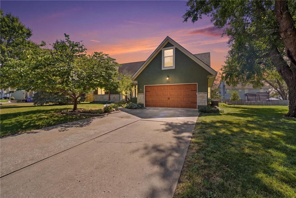 1129 SE 11th St, Lee's Summit, MO 64081