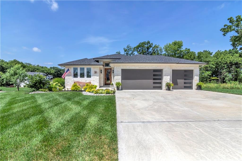 21 Bison Falls Cir, Lake Winnebago, MO 64034