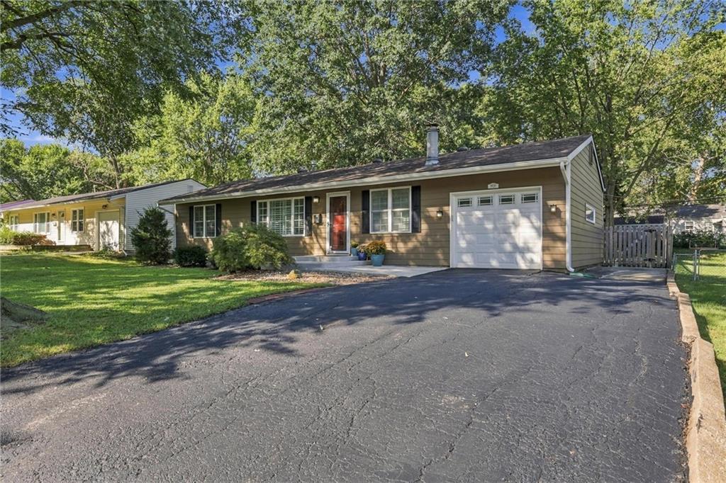7426 Beverly St, Overland Park, KS 66204