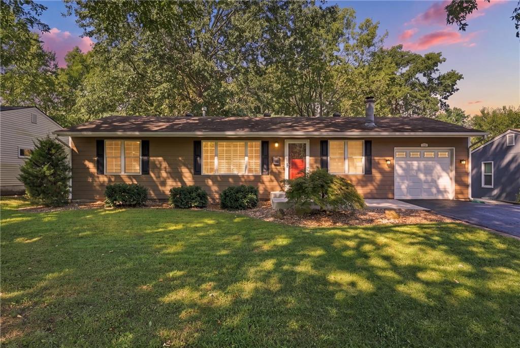 7426 Beverly St, Overland Park, KS 66204