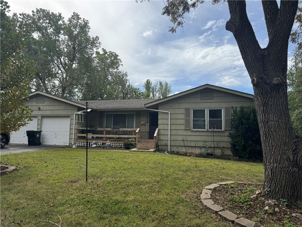 904 Jackson St, Pleasant Hill, MO 64080