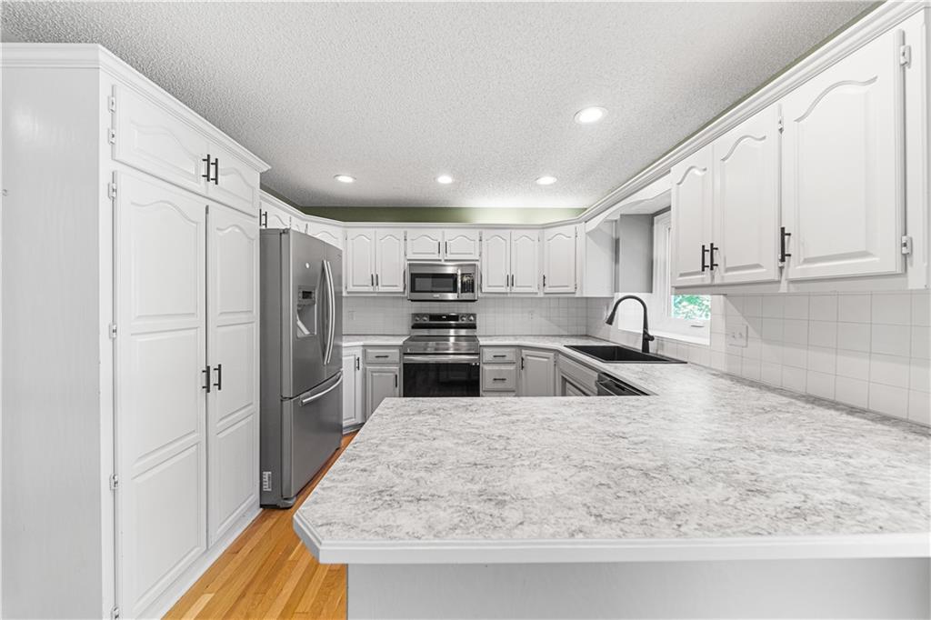 139 The Woodlands Dr, Gladstone, MO 64118