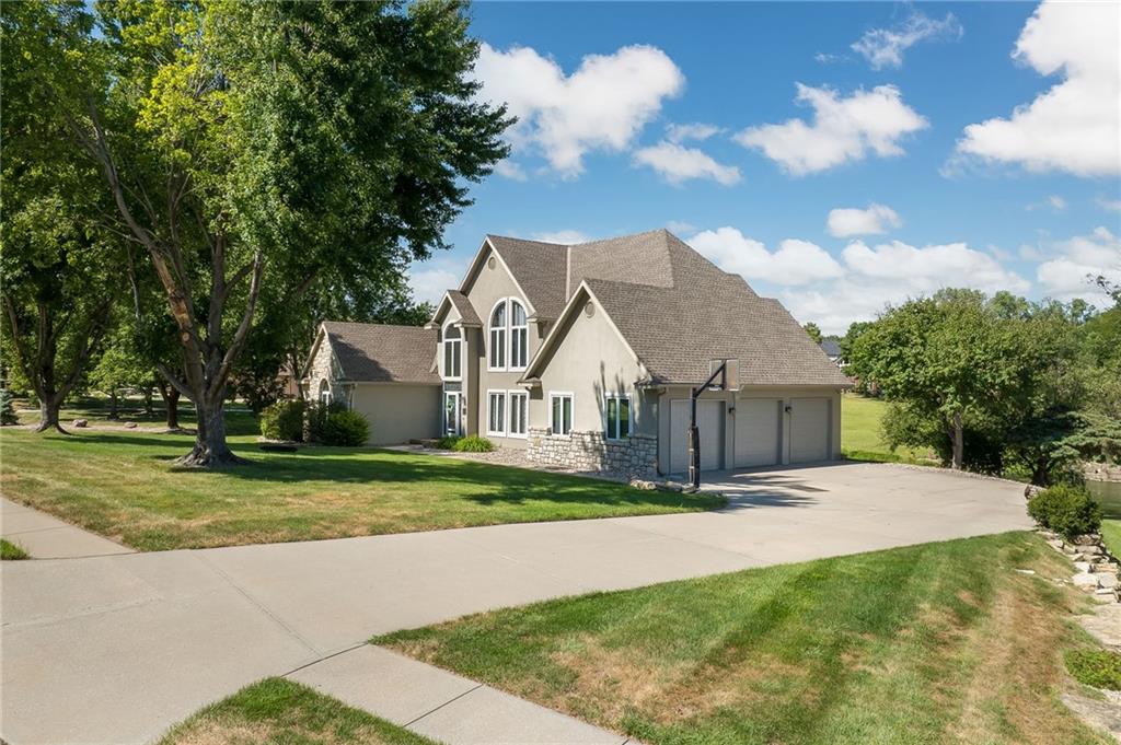 4603 S Lakewood Dr, St Joseph, MO 64506