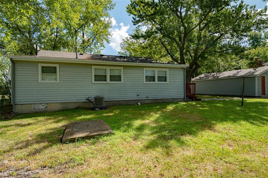 1032 N Sycamore St, Ottawa, KS 66067