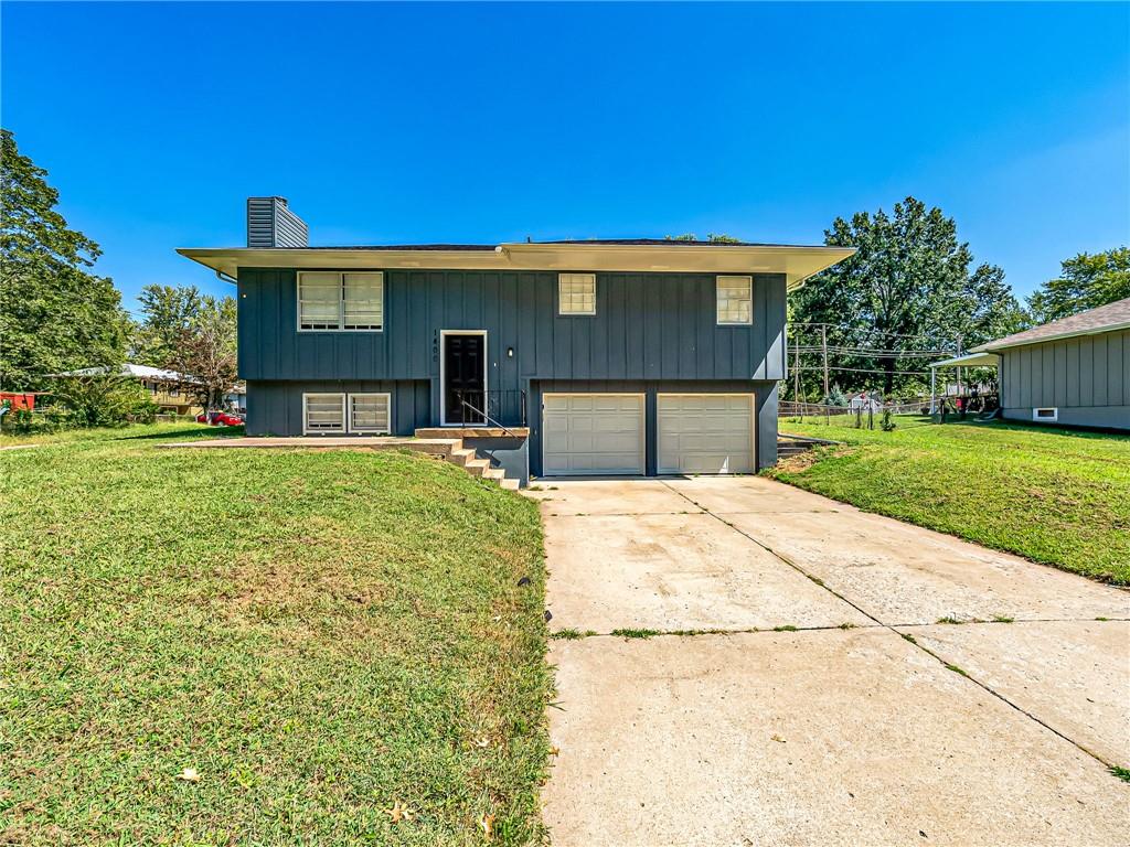 1400 SW Speas Dr, Blue Springs, MO 64014