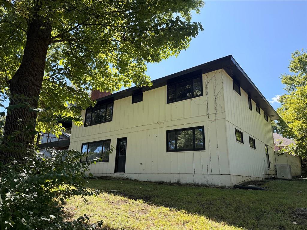 234 N Winnebago Dr, Lake Winnebago, MO 64034