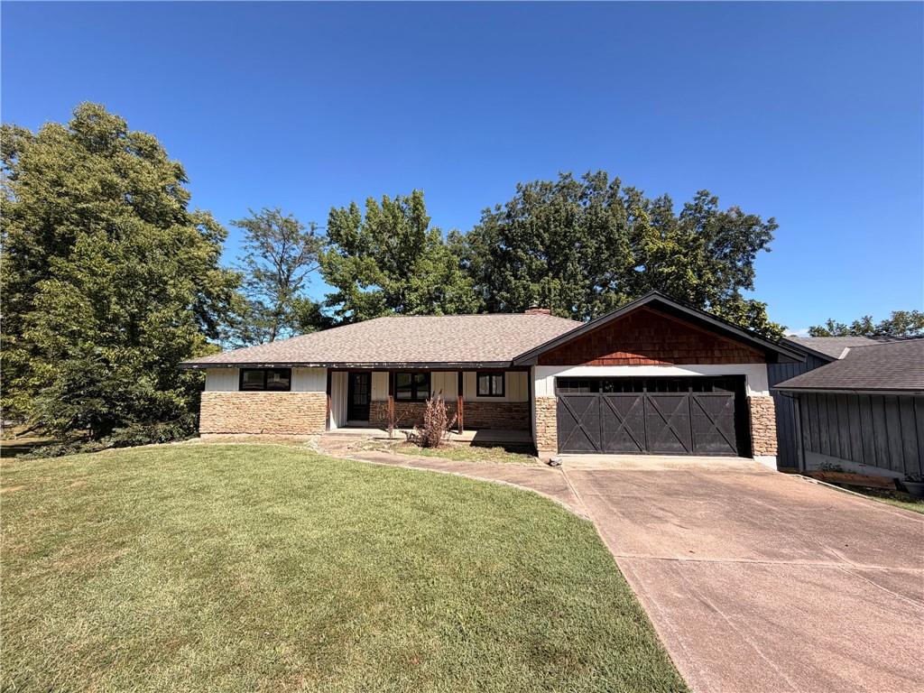 234 N Winnebago Dr, Lake Winnebago, MO 64034
