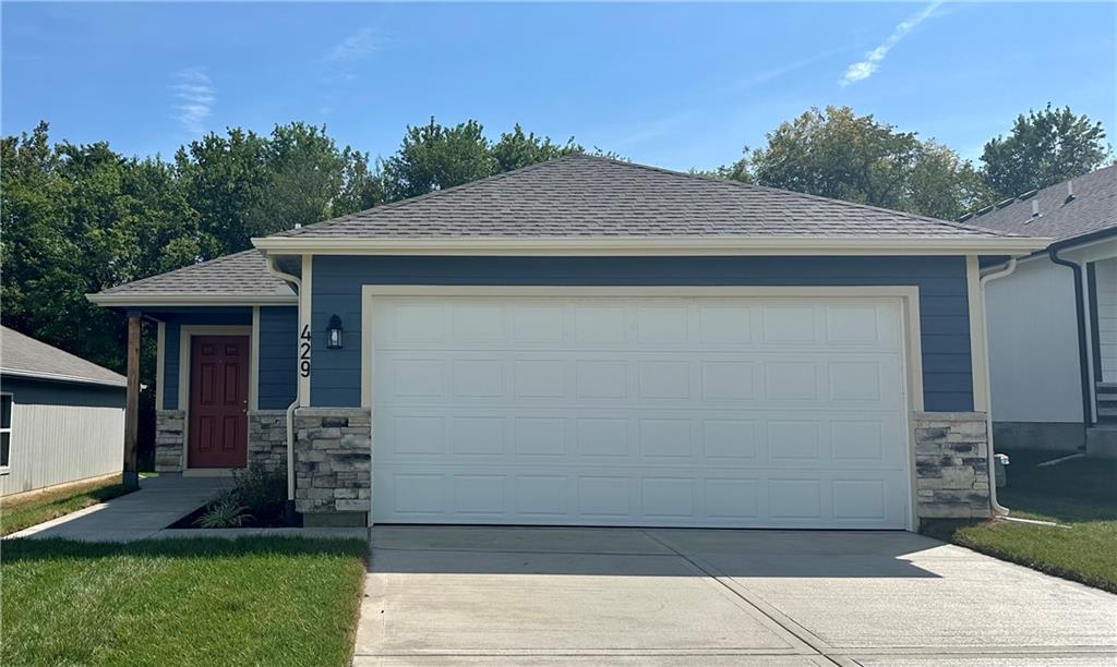 429 Valley View Dr, Tonganoxie, KS 66086
