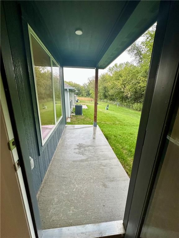 429 Valley View Dr, Tonganoxie, KS 66086