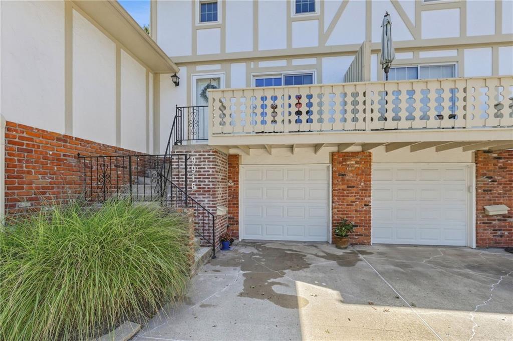 9916 Edelweiss Cir, Merriam, KS 66203