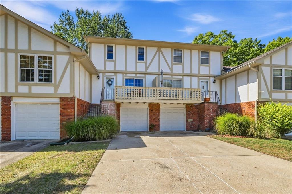 9916 Edelweiss Cir, Merriam, KS 66203