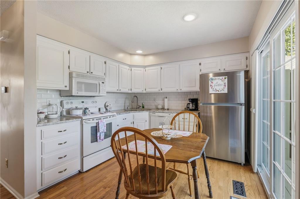 9916 Edelweiss Cir, Merriam, KS 66203