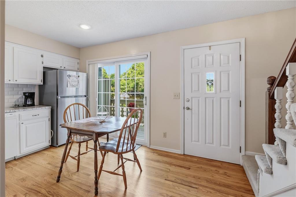 9916 Edelweiss Cir, Merriam, KS 66203