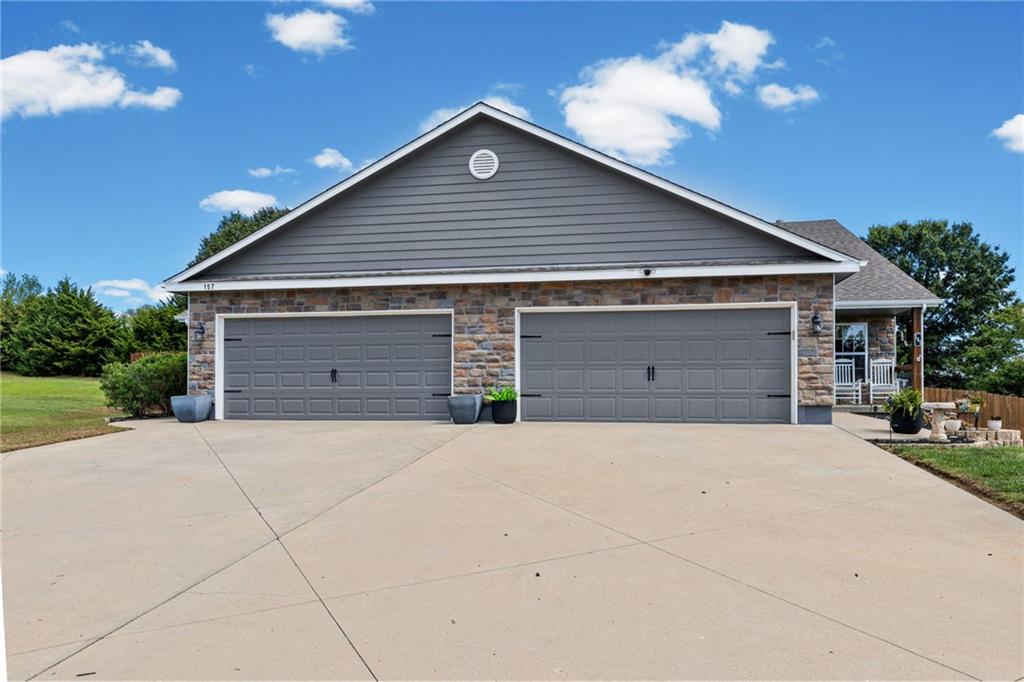 161 S Whilshire Dr, Tonganoxie, KS 66086