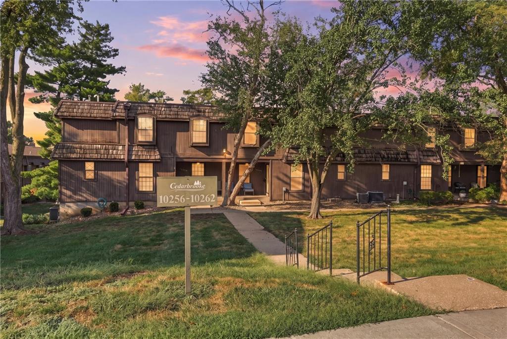 10258 Cedarbrooke Ln, Kansas City, MO 64131