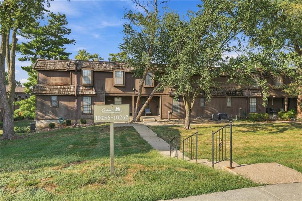 10258 Cedarbrooke Ln, Kansas City, MO 64131