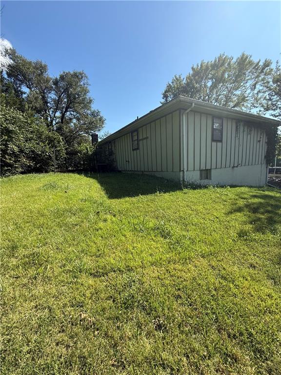 3304 Southern Hills Dr, Kansas City, MO 64137