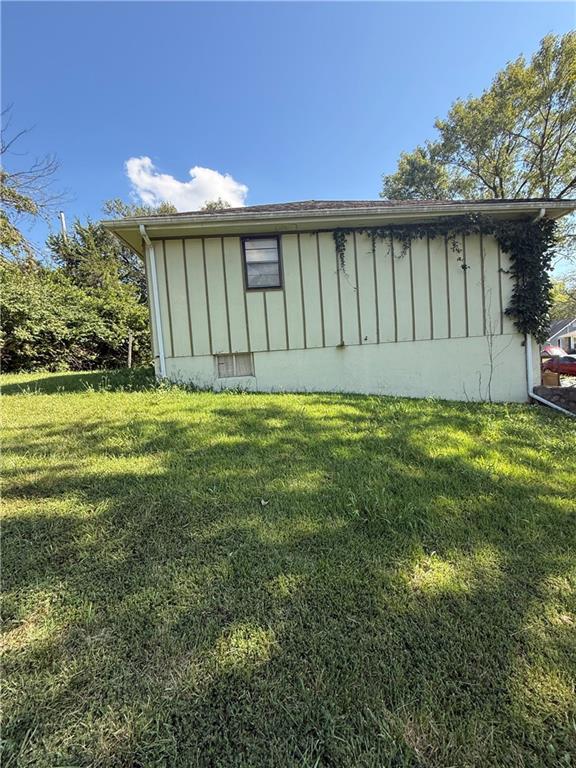 3304 Southern Hills Dr, Kansas City, MO 64137