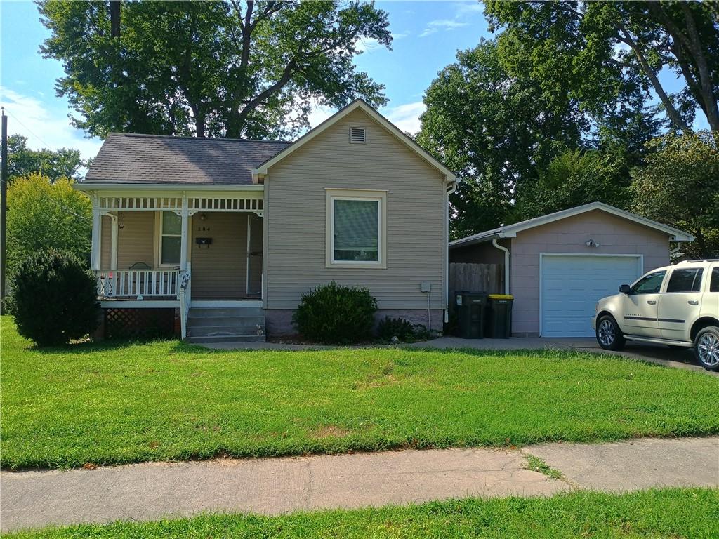 204 S 2nd St, Lansing, KS 66043