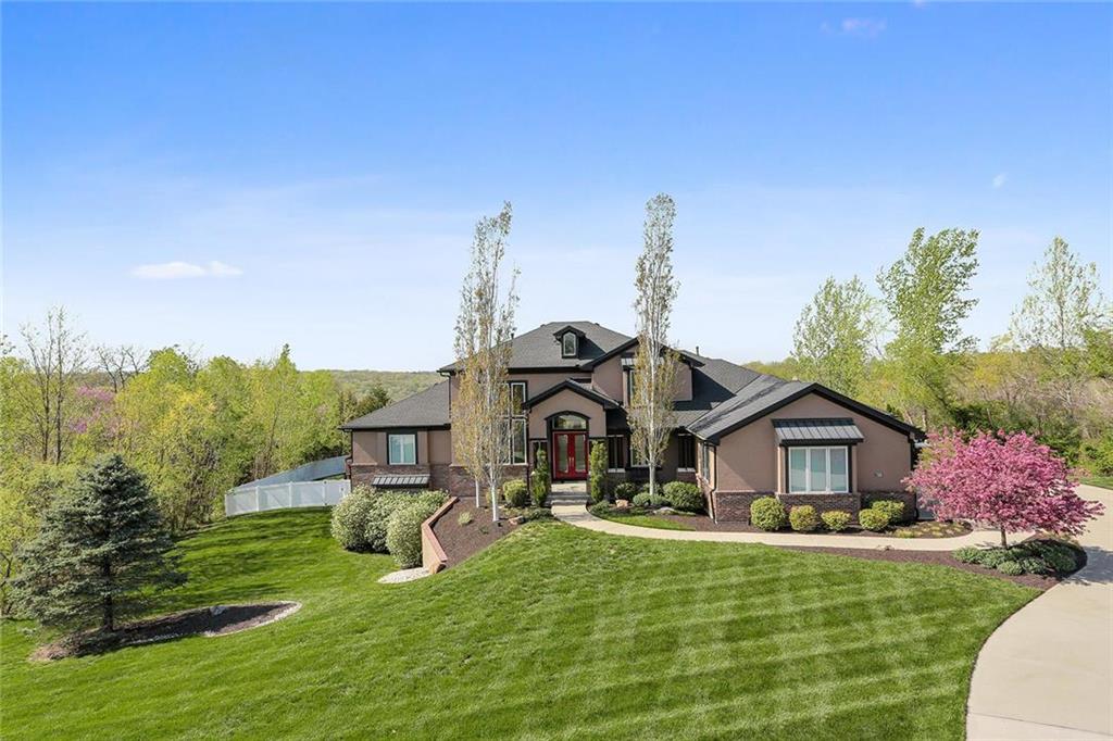 7105 NW Scenic Dr, Parkville, MO 64152