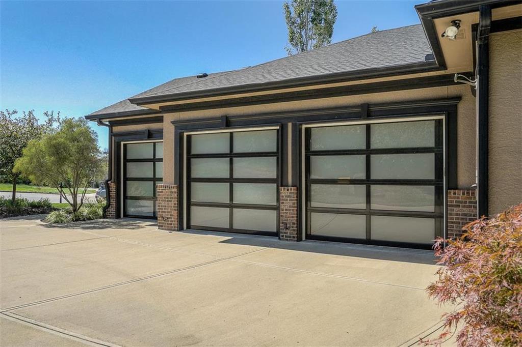 7105 NW Scenic Dr, Parkville, MO 64152