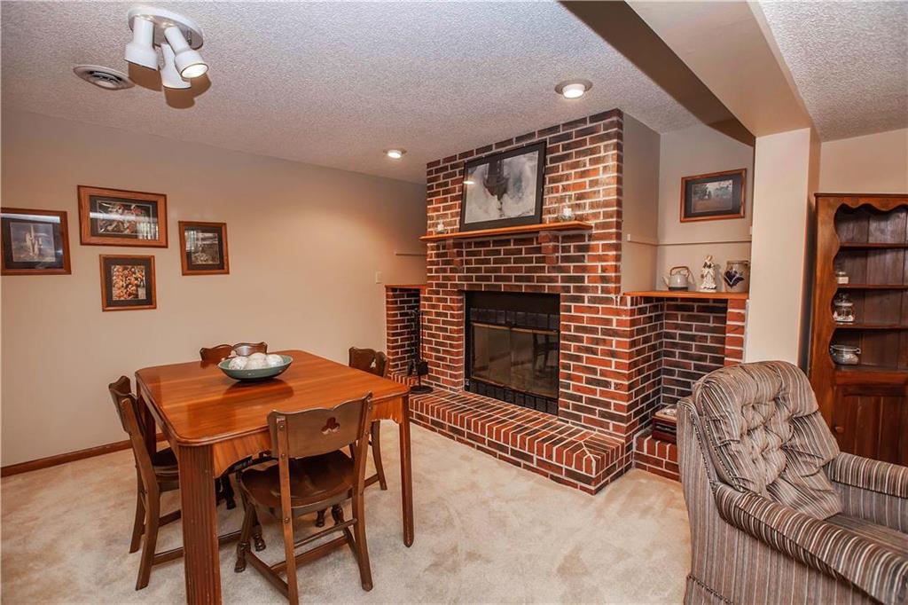 1944 Crescent Dr, Manhattan, KS 66503