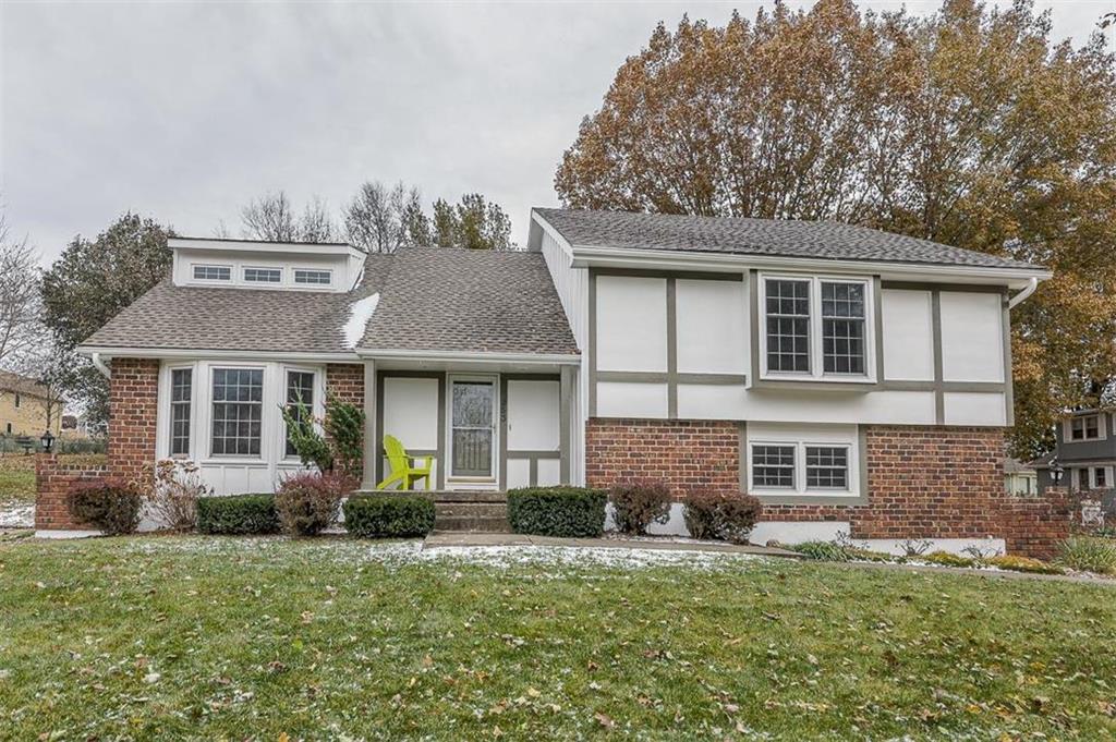 253 Winnebago Dr, Lake Winnebago, MO 64034