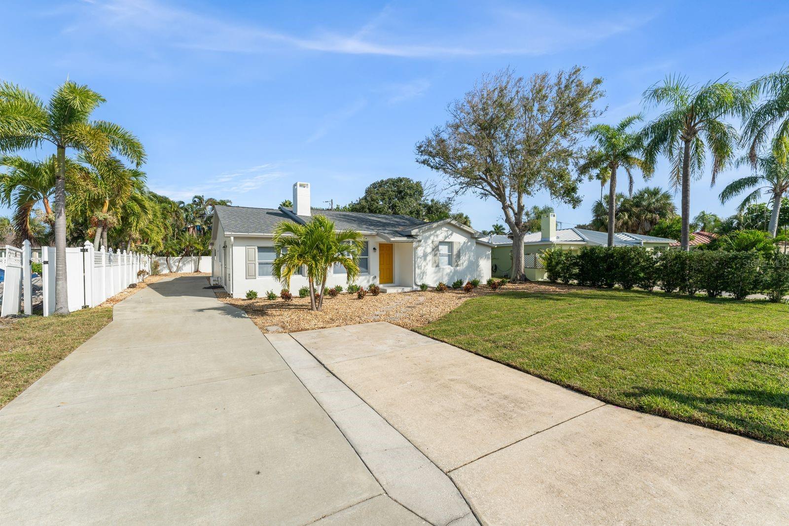 107 4th St, Belleair Beach, FL 33786