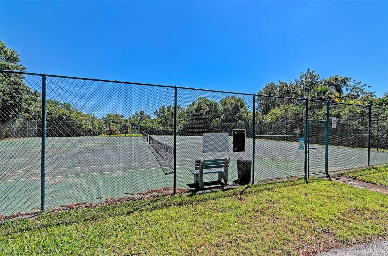 645 Woodlawn Dr, Bradenton, FL 34210