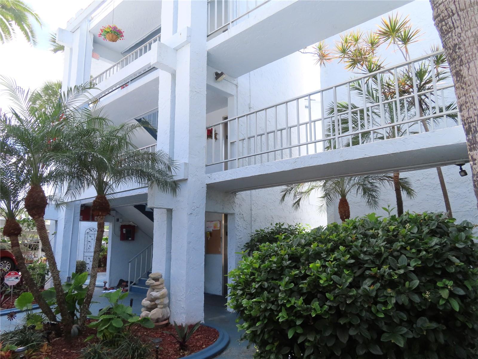 225 Country Club Dr #C225, Largo, FL 33771