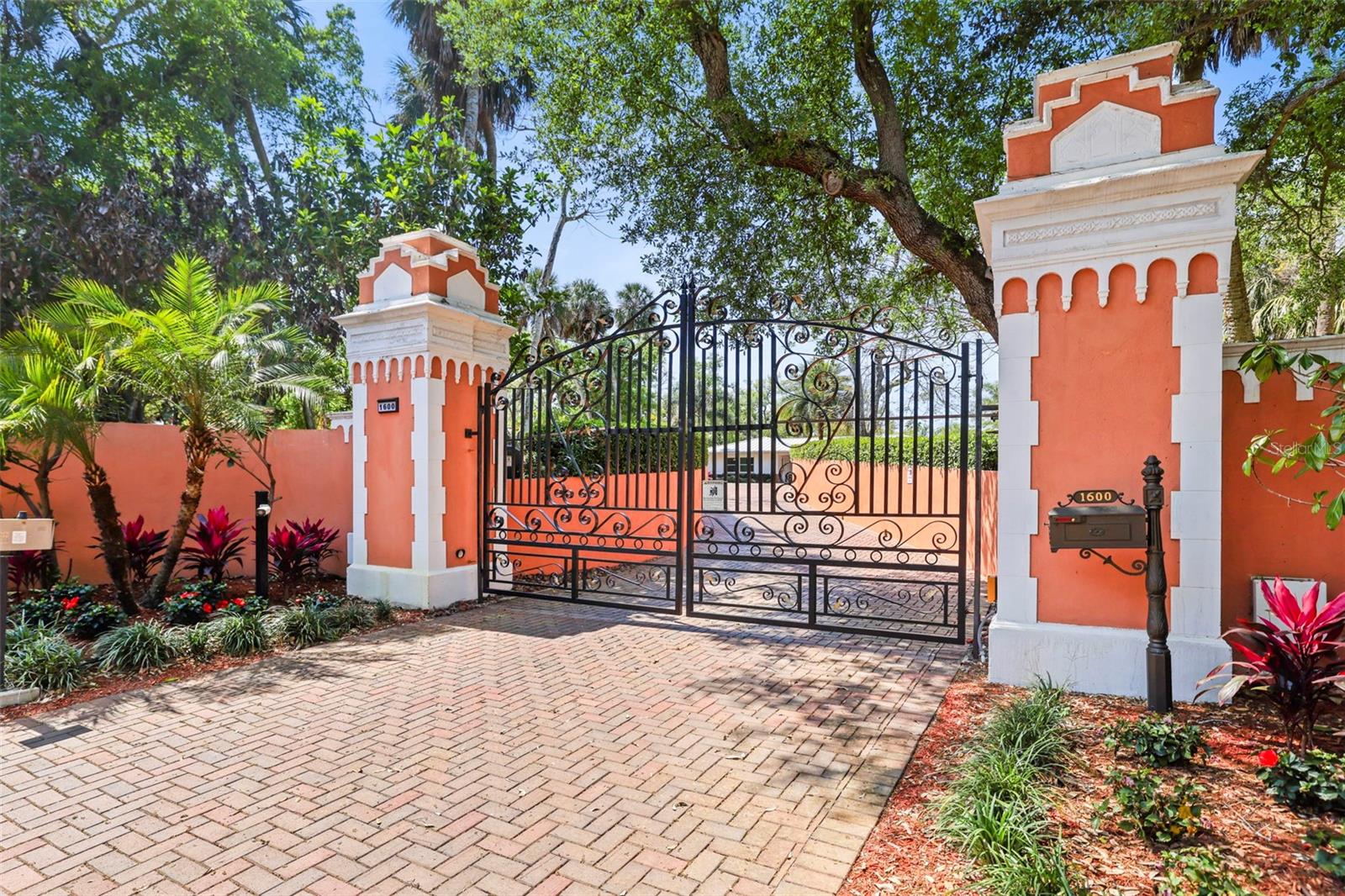 1600 Park St N, St Petersburg, FL 33710
