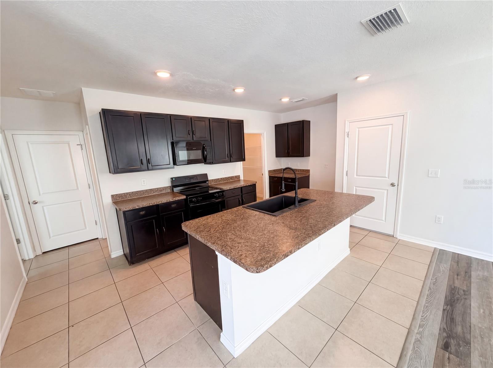 10225 Mangrove Well Rd, Sun City Center, FL 33573