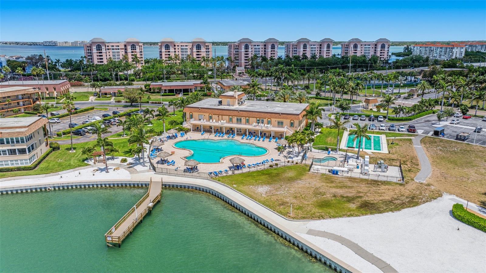 5220 Brittany Dr S #901, St Petersburg, FL 33715