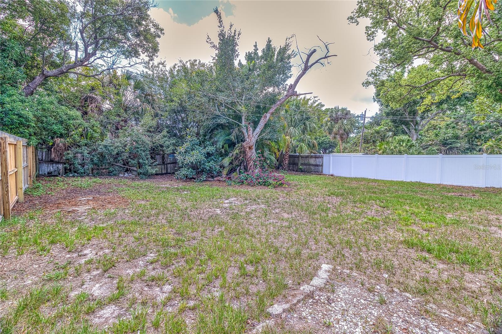 831 Lakeside Dr, Largo, FL 33778