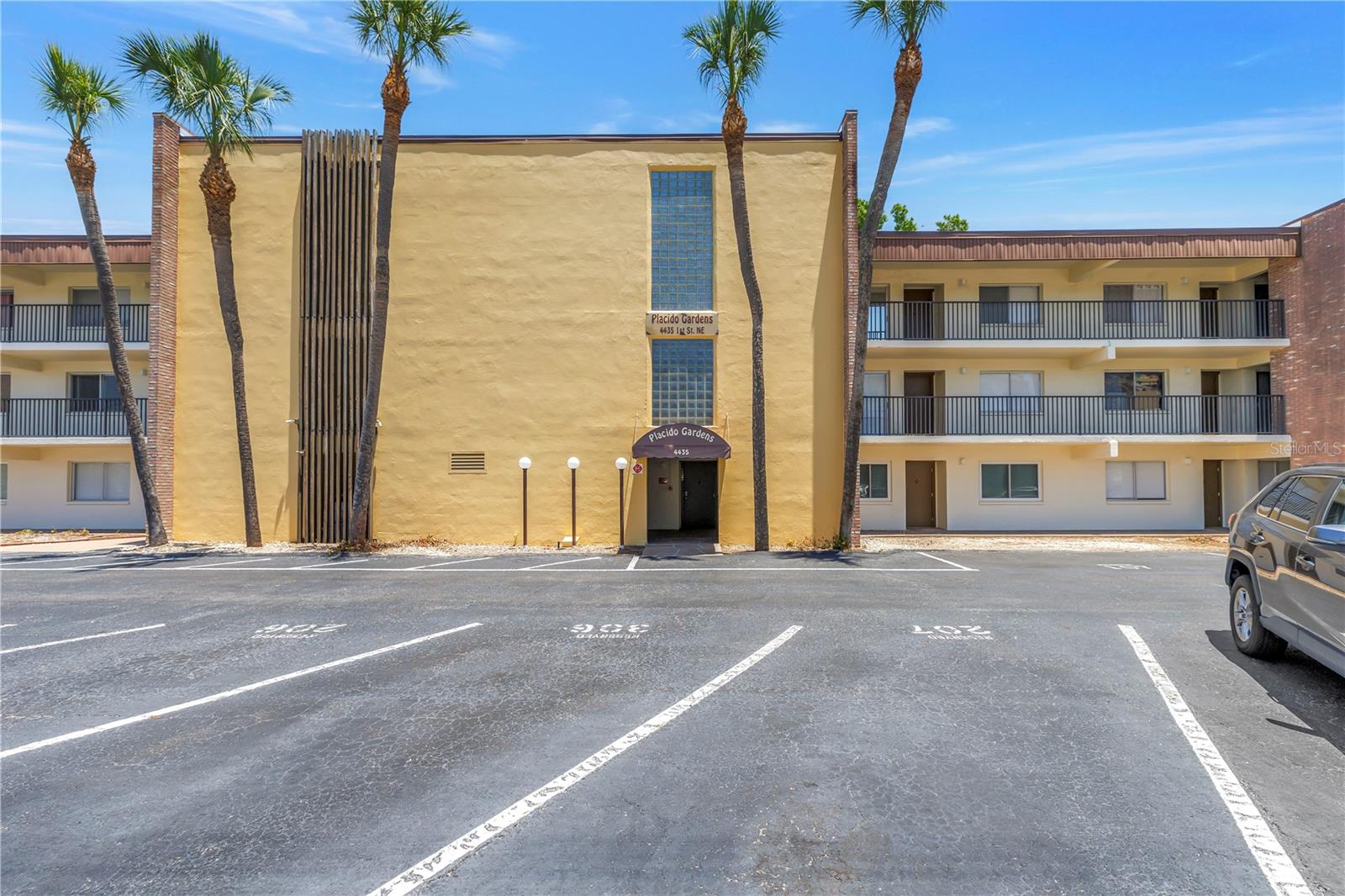 4435 1st St NE #104, St Petersburg, FL 33703