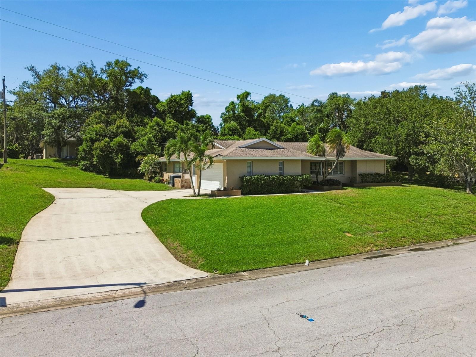 1251 Holiday Dr, Tarpon Springs, FL 34689