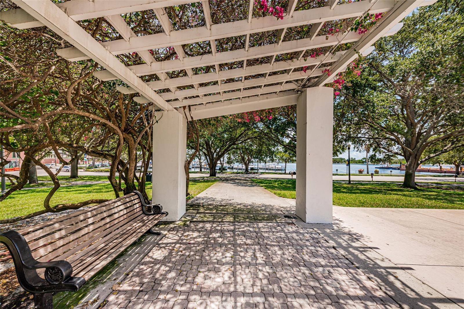 732 NE Oak St, St Petersburg, FL 33701