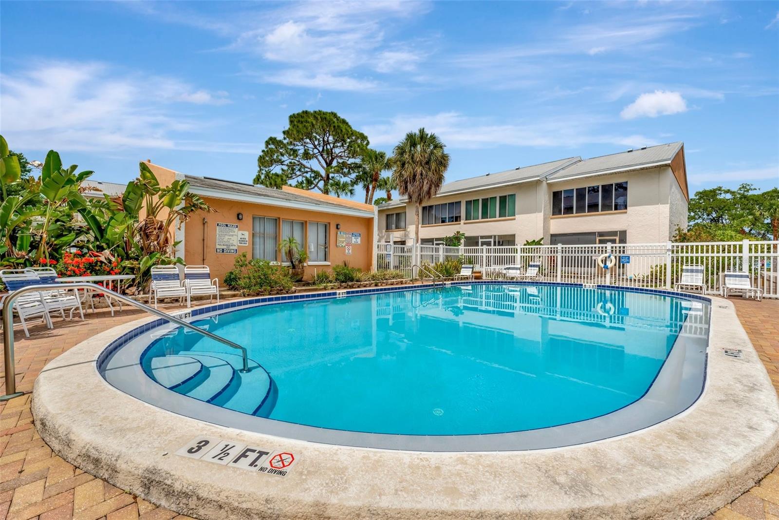 592 100th Ave N #201, St Petersburg, FL 33702