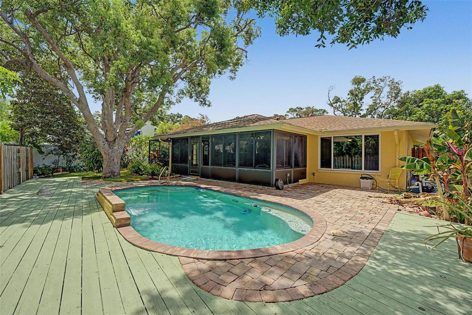 1100 Persimmon Dr, Palm Harbor, FL 34683
