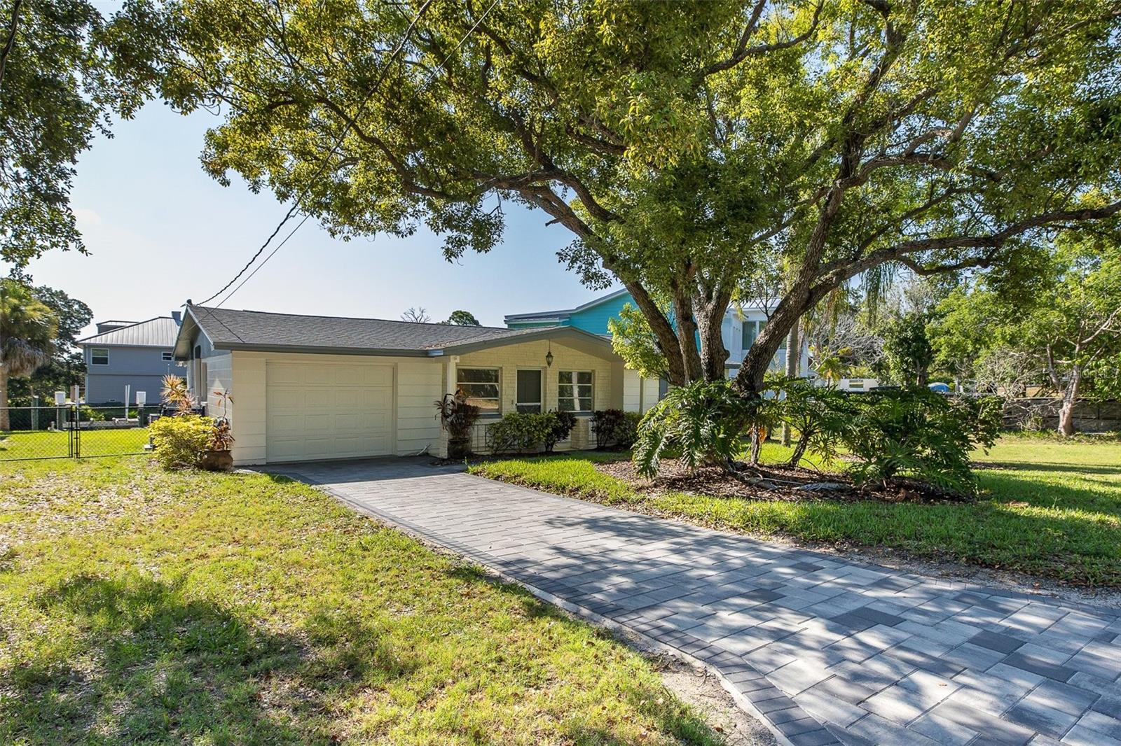 3318 Pineview Dr, Holiday, FL 34691