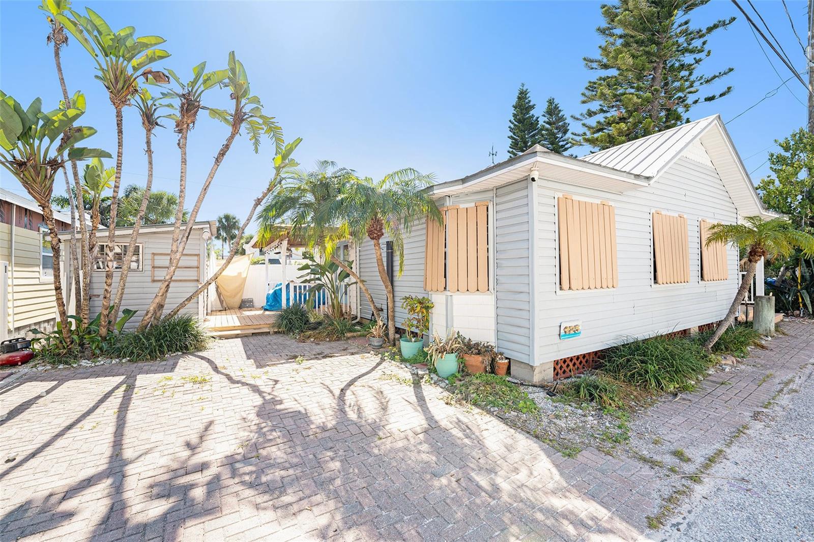 125 95th Ave, Treasure Island, FL 33706